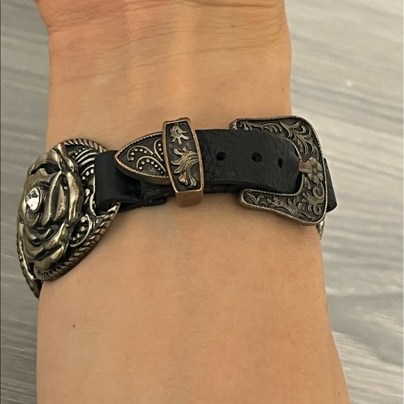 Leather and Bronze Buckle Bracelet with Flowers, Black and White Gemstones - Picture 5 of 10